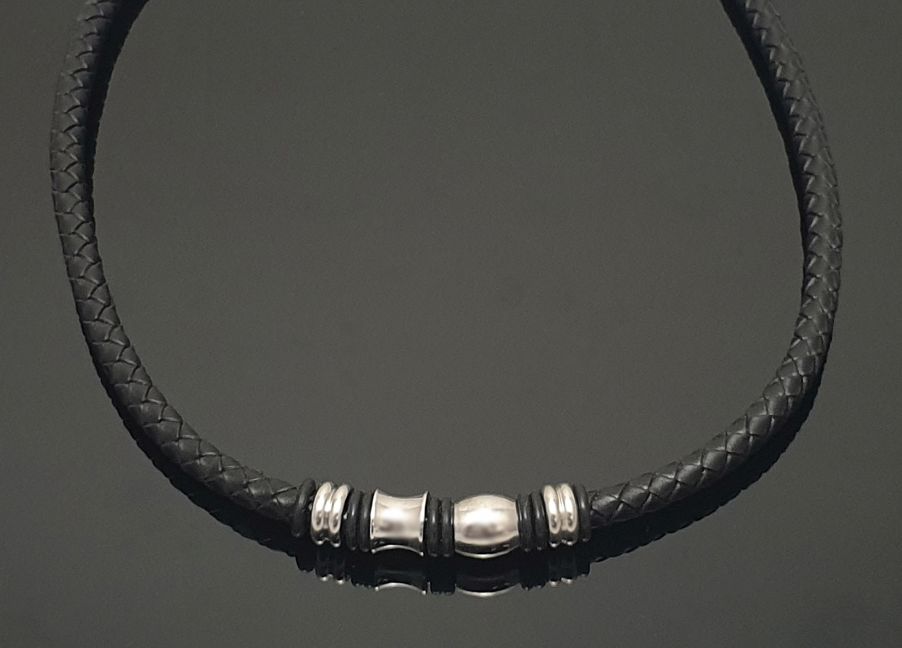 NAREON- elegantný pletený kožený náhrdelník s doplnkami z ocele;50cm x 5mm(DxŠ) 